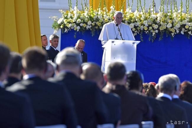 V záhrade prezidentského paláca predniesol pápež František svoj príhovor.