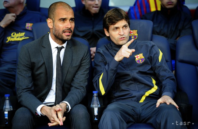 Tréner FC Barcelony Pep Guardiola (vľavo) a jeho asistent Tito Vilanova pred zápasom španielskej La Ligy medzi FC Barcelona a Malaga 2. mája 2012 v Barcelone.