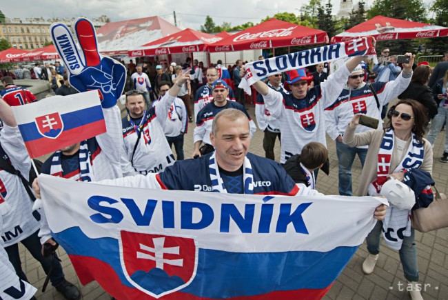 Na snímke slovenskí fanúšikovia pred zápasom základnej B- skupiny Majstrovstiev sveta v ľadovom hokeji medzi USA a Slovenskom 17. mája 2016 v Petrohrade. 