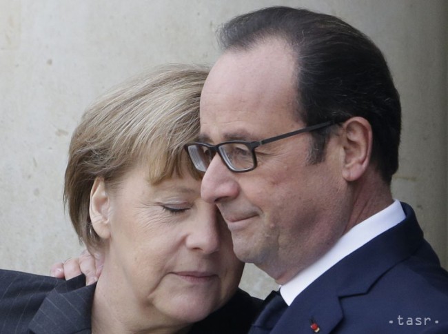 francúzsky prezident Francois Hollande (vpravo) objíma nemeckú kancelárku Angelu Merkelovú, ktorá pricestovala do Paríža vzdať úctu obetiam teroristických útokov vo Francúzsku.