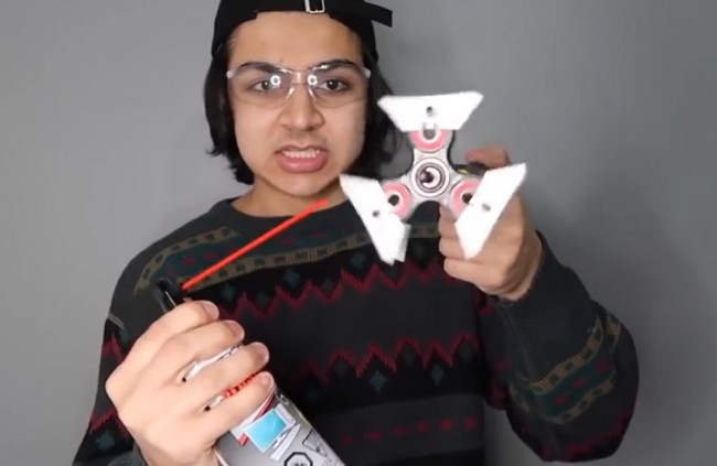 Finger spinner dobýva svet. Mladí zisťujú, ako by si ním mohli ublížiť