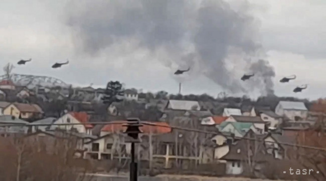Na videozázname ukrajinskej polície, ruské vojenské vrtuľníky letia nad predmestím Kyjeva vo štvrtok 24. februára 2022.