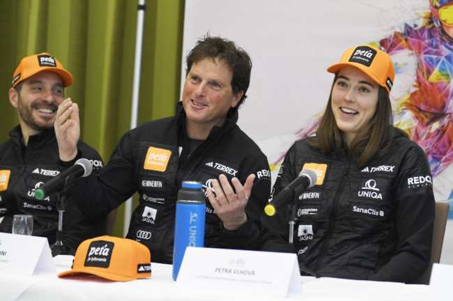 Na snímke slovenská reprezentantka v zjazdovom lyžovaní Petra Vlhová (vpravo) a jej tréner Mauro Pini (uprostred) sa usmievajú počas tlačovej konferencie pred pretekmi Svetového pohára alpských lyžiarok vo Flachau a v Jasnej vo štvrtok 11. januára 2024.