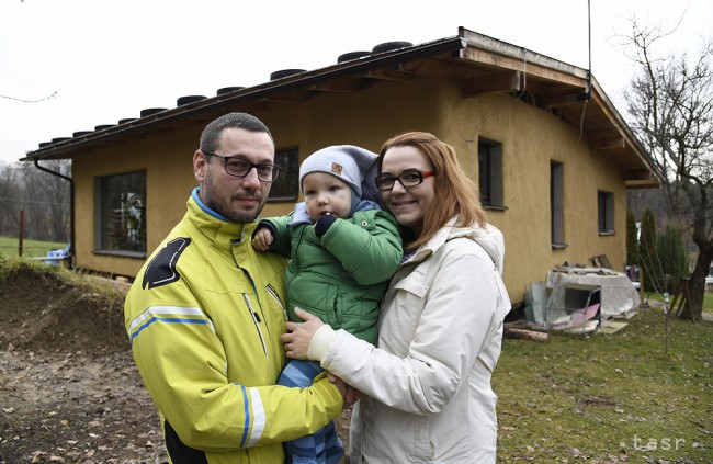 Rodina Hankovcov si bývanie v ekologickej stavbe, slamenom dome pochvaľuje. V Lazanoch 19. januára 2018.