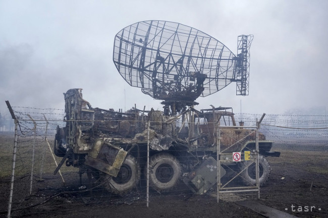 Poškodené radarové pole sa nachádza v priestoroch ukrajinskej vojenskej jednotky na predmestí Mariupoľu v Doneckej oblasti na juhovýchode Ukrajiny vo štvrtok 24. februára 2022.