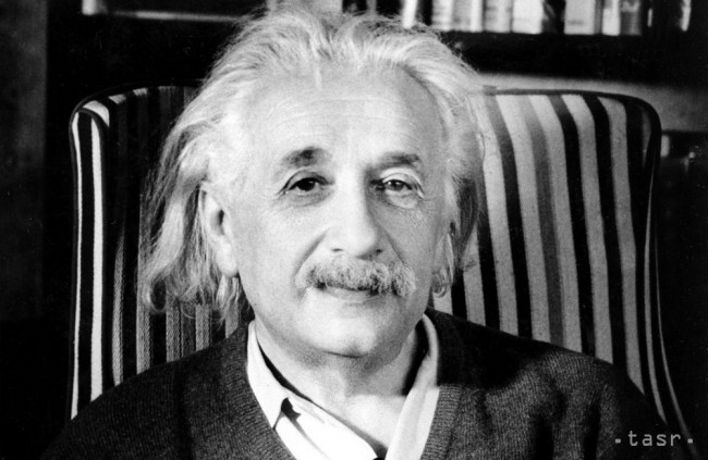 Na achívnej snímke z marca 1949 je prof. Albert Einstein niekoľko dní pred svojimi 70. narodeninami vo svojom dome v Princetone v americkom štáte New Jersey. 