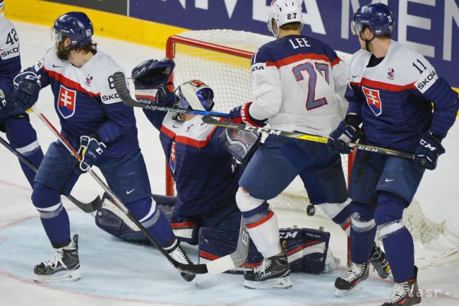 brankár Július Hudáček (Slovensko) inkasuje úvodný gól v zápase základnej A - skupiny 81. majstrovstiev sveta v ľadovom hokeji Slovensko - USA. Vľavo sa prizerá Peter Trška (Slovensko), druhý sprava Anders Lee (USA) a vpravo Peter Čerešňák (Slovensko).