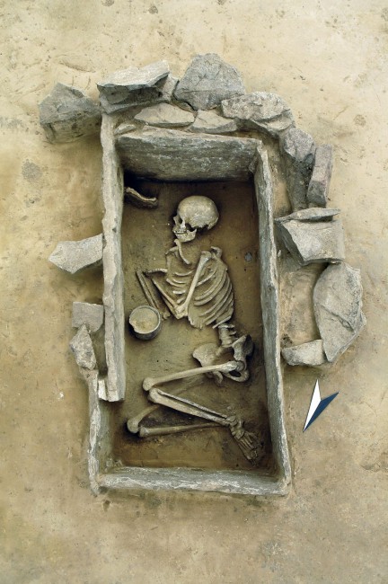 Pohreb mladej ženy z neskoroneolitickej kultúry zvoncovitých pohárov, Rothenschirmbach, Sasko-Anhaltsko, Nemecko 