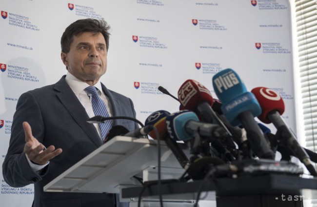 Minister školstva Plavčan oznámil, že odstupuje z funkcie