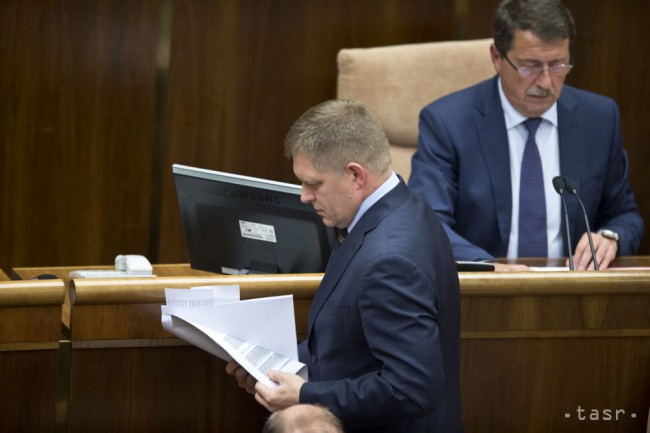 Predseda vlády SR Robert Fico počas mimoriadnej schôdze NR SR v Bratislave, 10. novembra 2014.