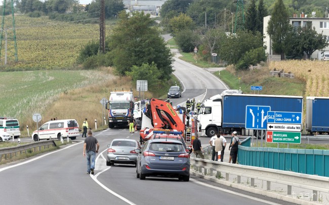 Hasiči a záchranári zasahujú pri vážnej dopravnej nehode pri Nitre v sobotu 5. septembra 2015.