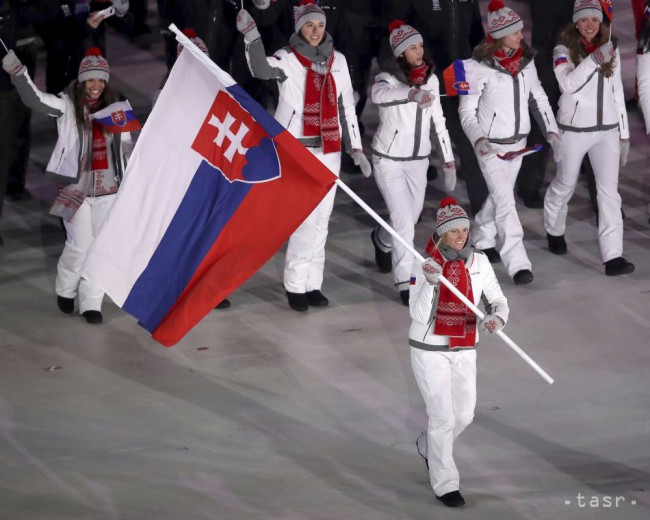 Veronika Velez-Zuzulová nesie vlajku Slovenska počas otváracieho ceremoniálu ZOH 2018 v Pjongčangu. Foto: TASR/AP