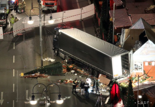 Nemecká polícia prehľadáva okolie kamióna, ktorý v pondelok 19. decembra 2016 vo večerných hodinách vrazil do davu ľudí na preplnenom vianočnom trhu v Berlíne. Útok si vyžiadal dvanásť obetí a takmer päťdesiat zranených.