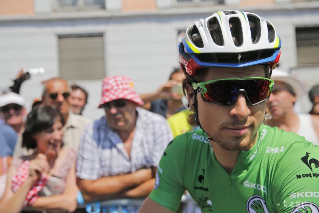 Slovenský cyklista Peter Sagan (Tinkoff-Saxo) v zelenom drese lídra bodovacej súťaže pred štartom desiatej etapy 102. ročníka cyklistických pretekov Tour de France z Tarbes do La Pierre-Saint-Martin (167 km) 14. júla 2015. 