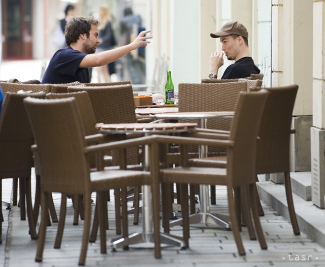 Bankári dostali zákaz vstupu do parížskej reštaurácie, psi sú vítaní