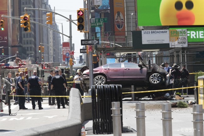 Vozidlo na Times Square v New Yorku vrazilo do davu ľudí