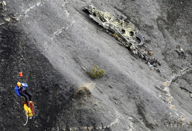 Záchranára vyťahujú po lane z miesta nehody utorkovej havárie dopravného lietadla A320 pri horskej obci Seyne-les-Alpes vo francúzskych Alpách 26. marca 2015