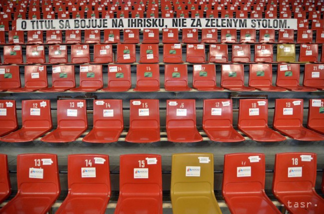 V sobotu 10. mája 2014 hráči BC Prievidza nenastúpili na štvrtý duel finále extraligy basketbalistov v Prievidzi. Začiatok zápasu proti Interu Bratislava bol stanovený na 18.00 SELČ, rozhodcovia po 15-minútovom čakaní však stretnutie zrušili, pretože pripravený tím hostí nemal proti komu hrať. Podľa oficiálneho stanoviska Slovenskej basketbalovej asociácie (SBA) o osude súboja rozhodne v sobotu večer Hráčska komisia SBA. Na snímke transparent v prázdnej športovej hale.