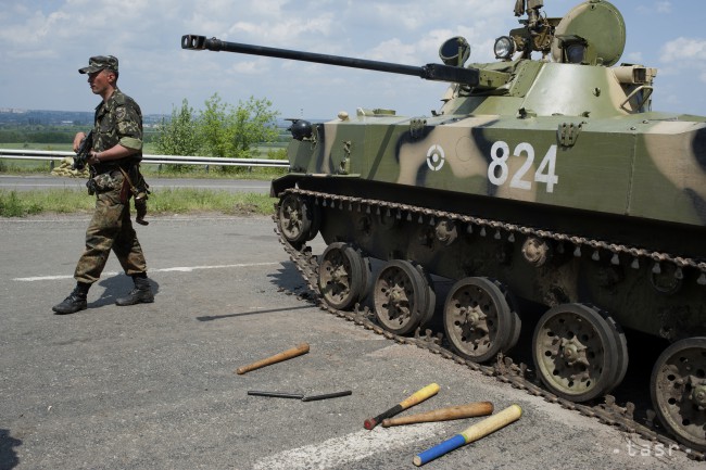 Ukrajinský výsadkár kráča vedľa tanku/Ilustračné foto.