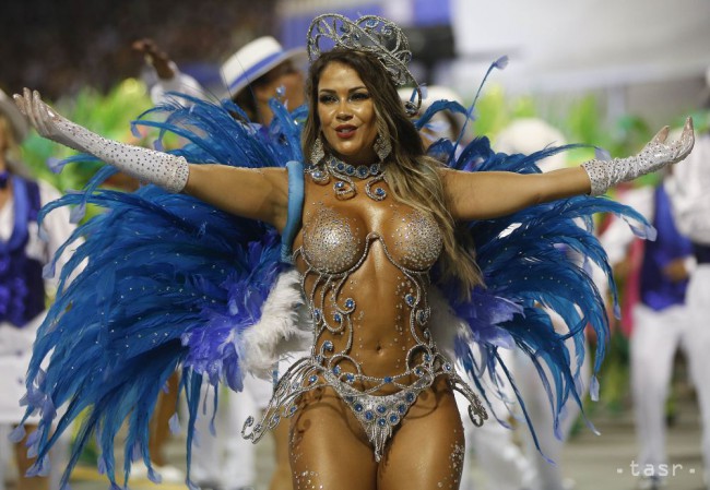 Tanečníčka z tanečnej školy samby Nene de Vila Matilde tancuje na sambadrome počas karnevalu v brazílskom Sao Paule 6. februára 2016.