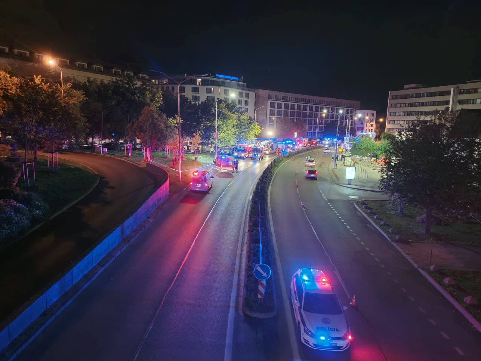 Tragédia v Bratislave: Opitý vodič vrazil do zastávky plnej ľudí. Po nehode sa k policajtom k policajtom správal agresívne