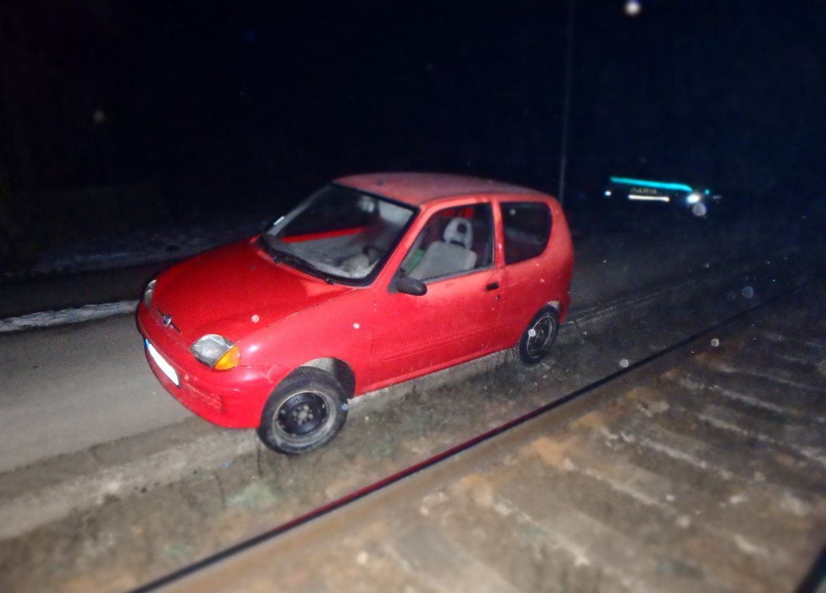 Fiat zaparkoval na peróne, ohrozoval železničnú premávku