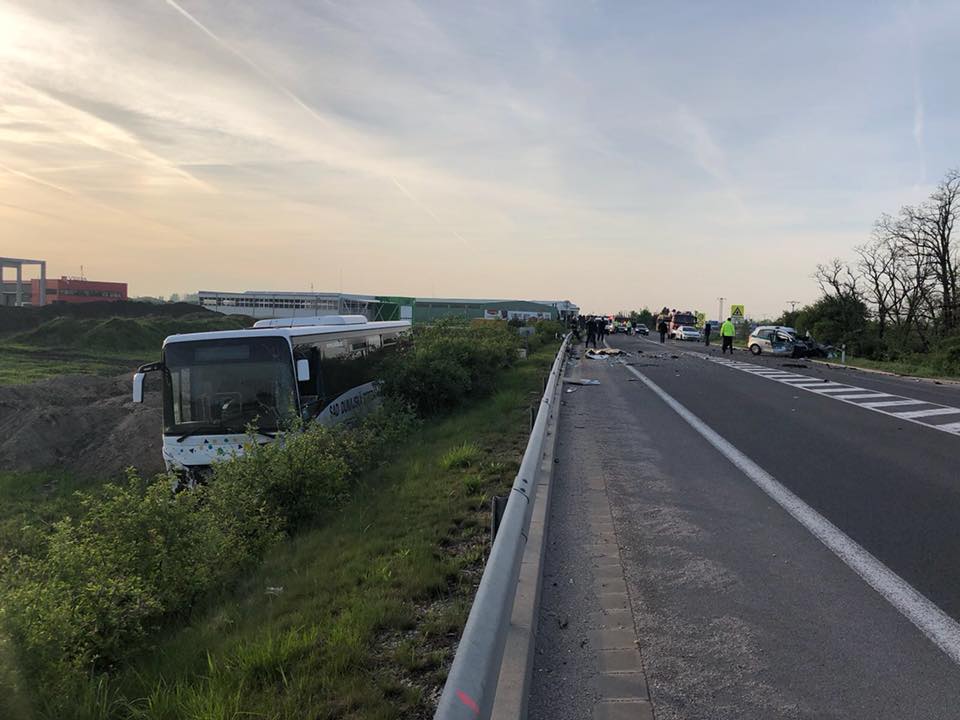 NEHODA PRI GALANTE: Policajné auto sa zrazilo s autobusom, jeden mŕtvy