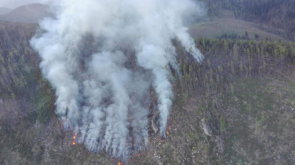 Hasiči spod Tatier likvidujú požiar lesa v oblasti Kežmarských Žľabov
