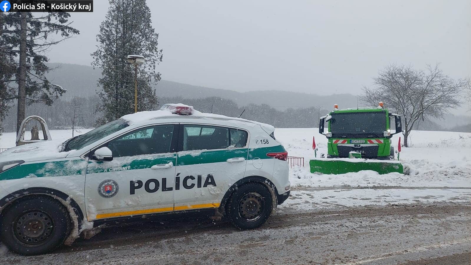 Online: Časti Slovenska naďalej trápi sneženie, meškať môže aj MHD