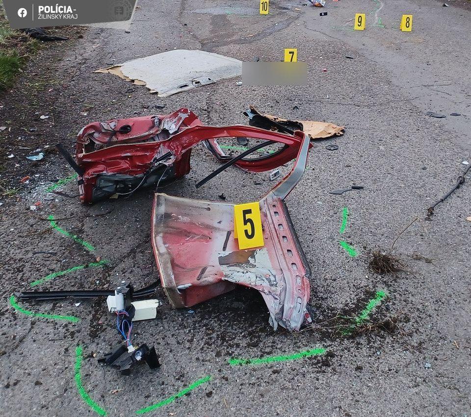 Foto: Tragická dopravná nehoda na Liptove si vyžiadala troch mŕtvych