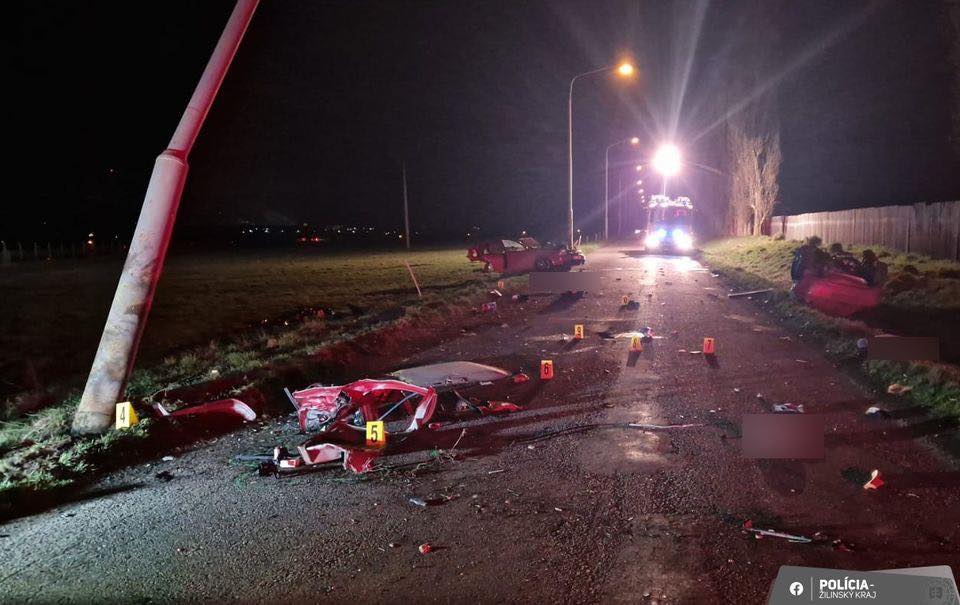 Foto: Tragická dopravná nehoda na Liptove si vyžiadala troch mŕtvych