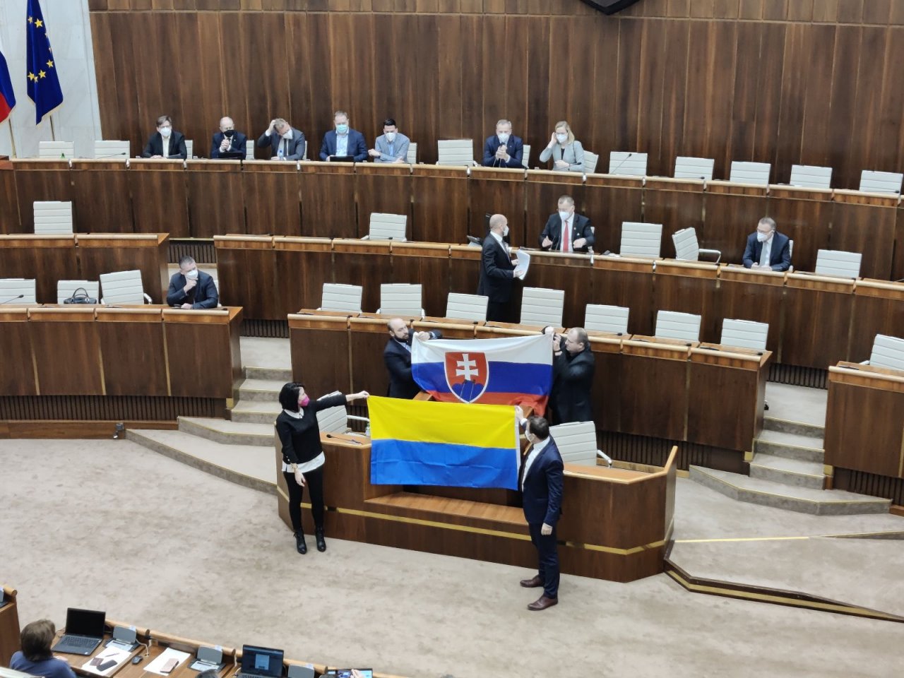 Veľvyslanectvo Ukrajiny žiada ospravedlnenie za správanie sa k vlajke počas rokovania Národnej rady SR