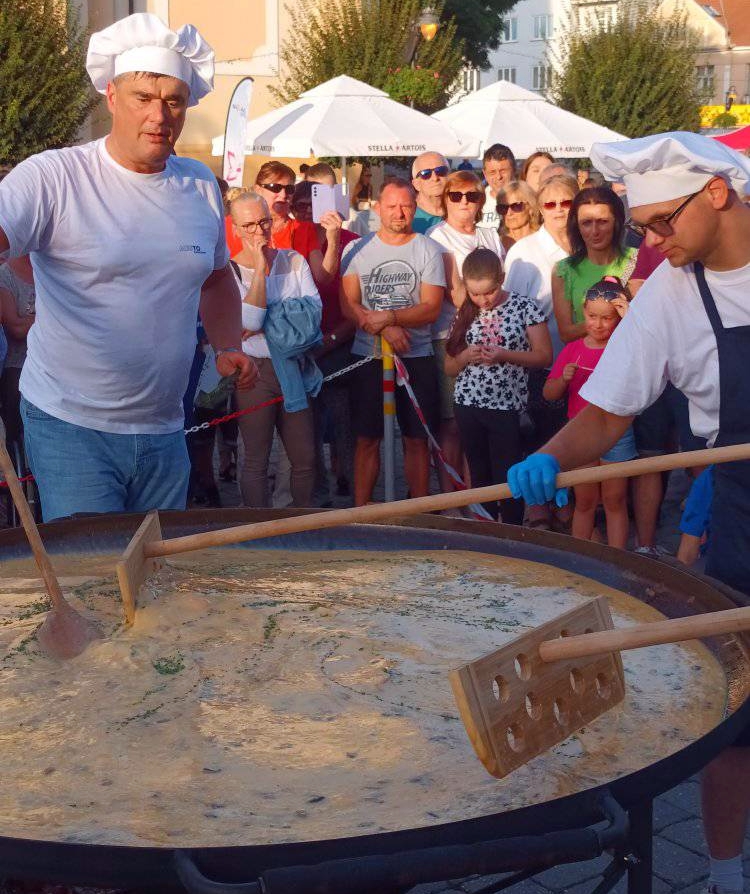 Topoľčanci pripravili rekordnú omeletu z 1380 vajíčok