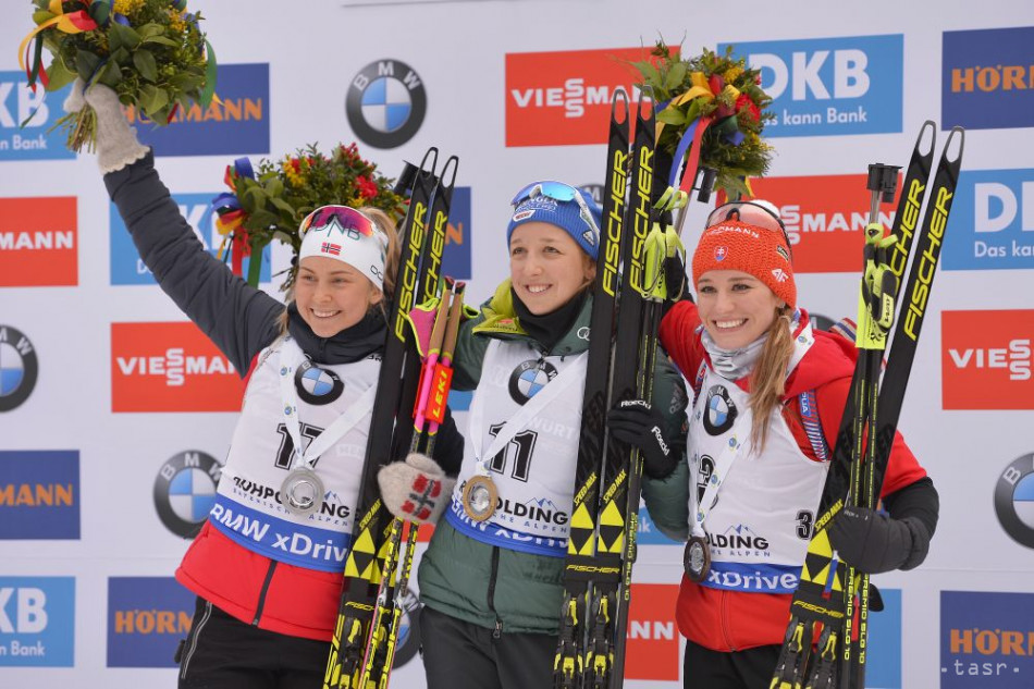 Na snímke vpravo slovenská biatlonistka Paulína Fialková obsadila tretie miesto v pretekoch Svetového pohára s hromadným štartom na 12,5 km v nemeckom Ruhpoldingu v nedeľu 20. januára 2019. Víťazstvo si vybojovala Nemka Franziska Preussová (uprostred), druhá skončila Nórka Ingrid Landmark Tandrevoldová (vľavo).