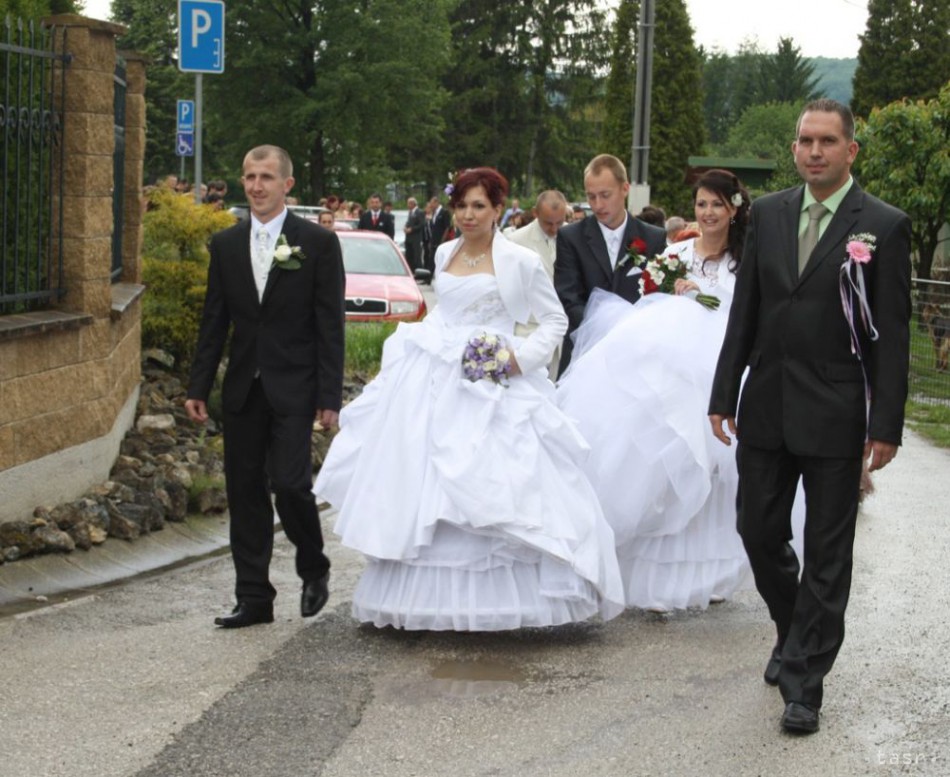 Vo V. Čause je netradična svadba, vydávajú sa tri sestry a ich matka