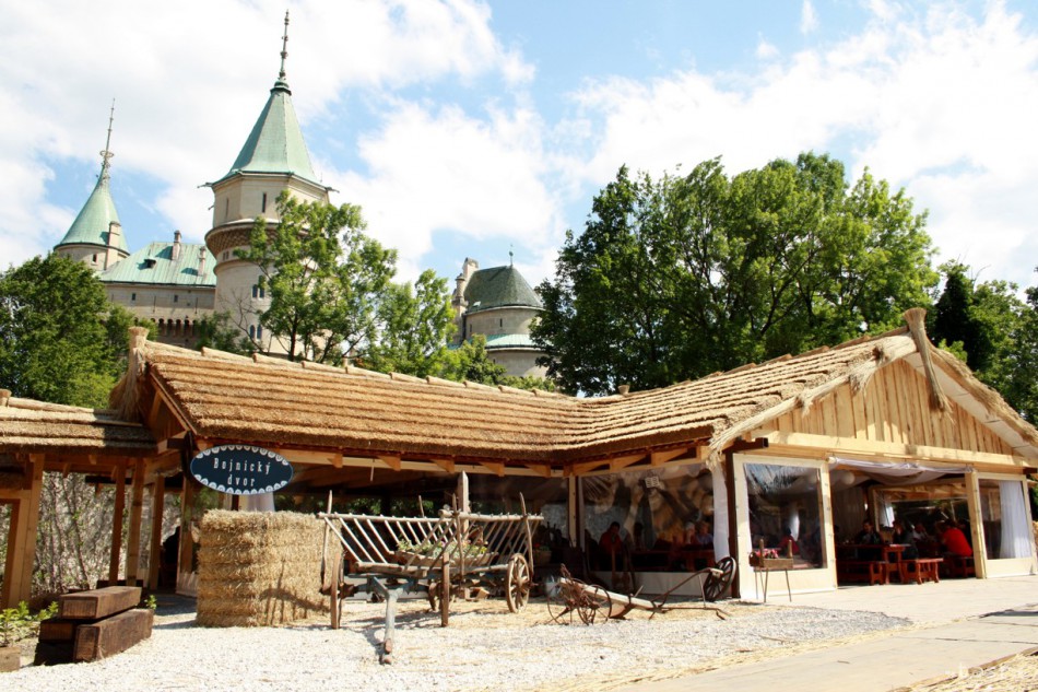 Pod Bojnickým zámkom vyrastá turistická atrakcia, dedinka remesiel