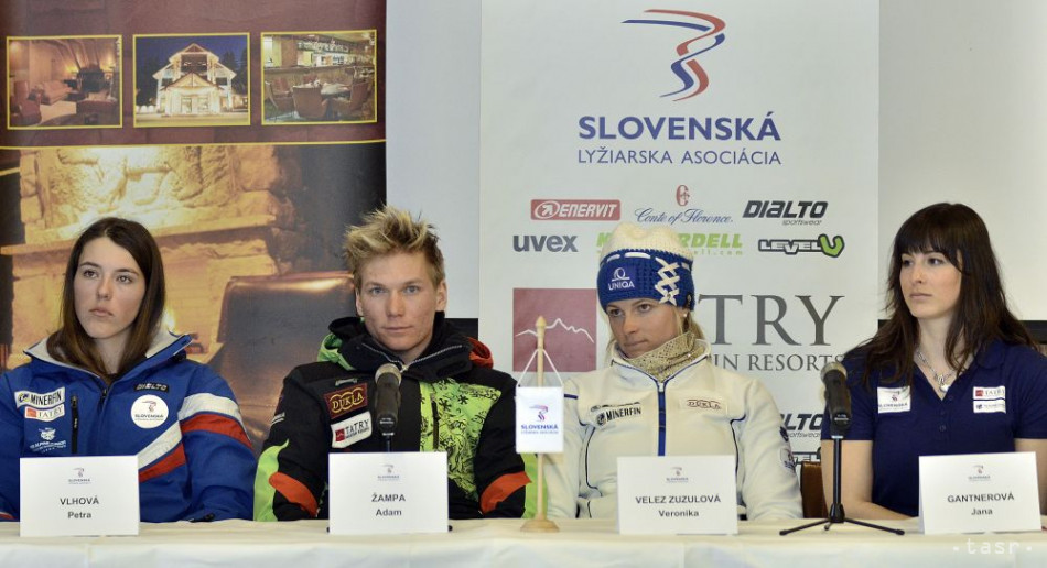 Zľava slovenskí lyžiarski reprezentanti Petra Vlhová, Adam Žampa, Veronika Velez-Zuzulová a Jana Gantnerová počas tlačovej konferencie Úseku alpských disciplín Slovenskej lyžiarskej asociácie v Demänovskej Doline v stredu 27. marca 2013.