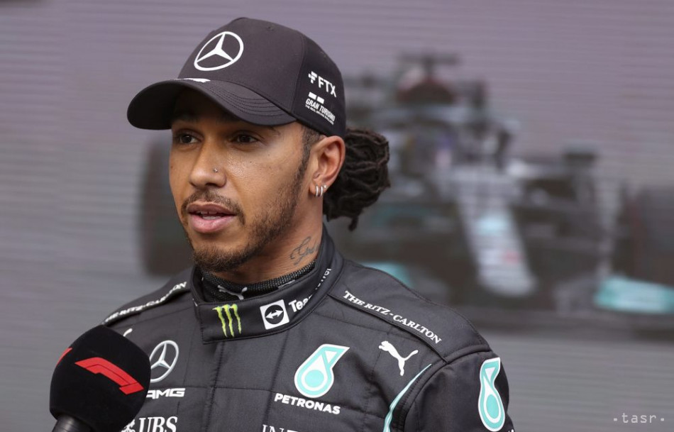 Hamiltona mrzí, že jeho fanúšikovia vypískali Verstappena