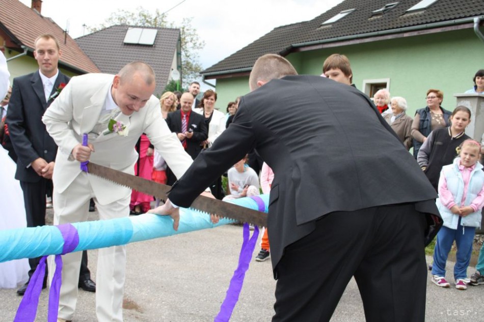 Vo V. Čause je netradična svadba, vydávajú sa tri sestry a ich matka