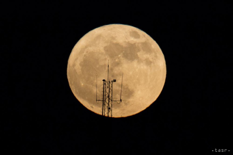 Mesiac v splne - tzv. supermesiac. Foto: TASR/AP