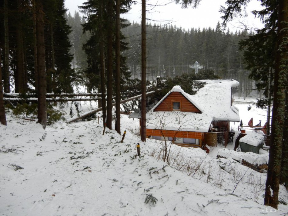 Stredisko Jasná Nízke Tatry zasiahla v noci z nedele na pondelok 11. decembra 2017 veterná kalamita. 