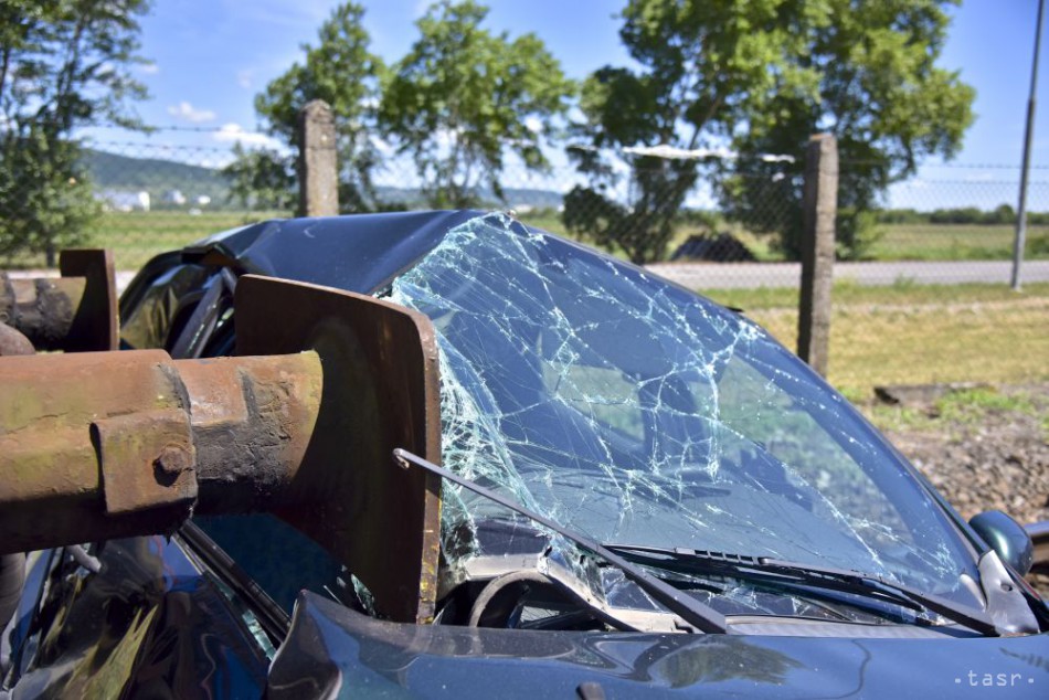 FOTO: VIDEO: ŽSR nasimulovali zrážku rušňov a osobného auta