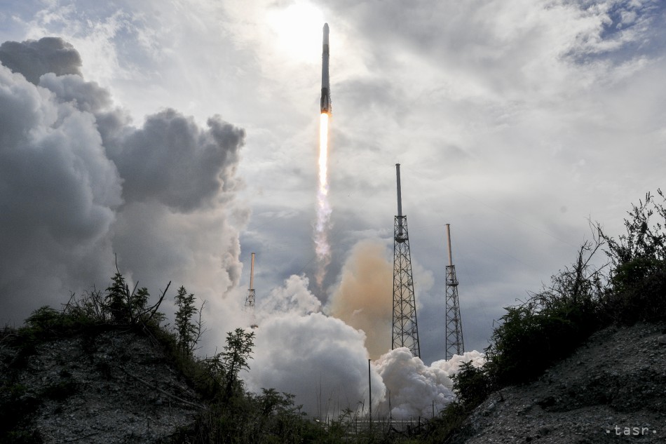 Na snímke nosná raketa SpaceX Falcon 9 štartuje zo základne Cape Canaveral na americkej Floride 2. apríla 2018. Loď Dragon dopraví na posádke na ISS v rámci svojho 14. zásobovacieho letu okrem potravín aj materiál na vedecké experimenty.