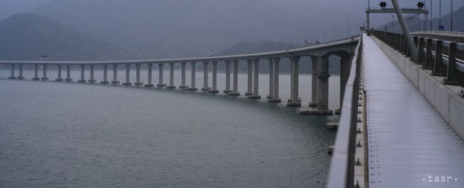 Na snímke najdlhší most na svete z Hongkongu do mesta Ču-chaj