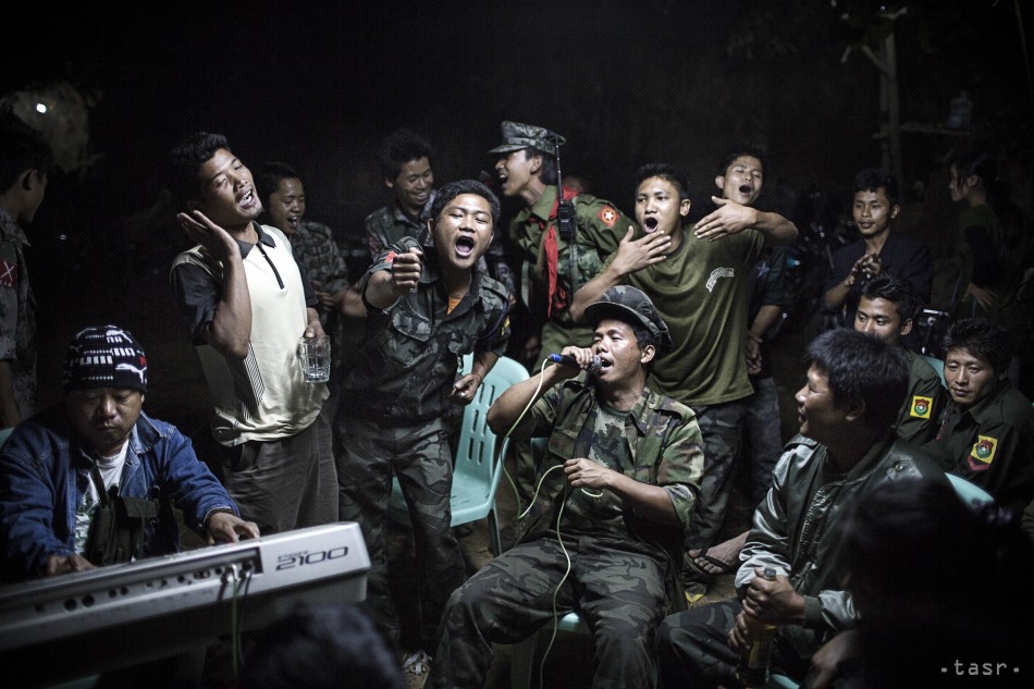 Víťazná fotografia  v kategórii Denný život   na World Press Photo 20014 získala snímka od nemeckého fotografa Juliusa Schranka. Na snímke nezávislí armádni bojovníci oslavujú a pijú na pohrebe jedného z ich veliteľov 15. marca 2013 v mjanmarskom meste Burma.