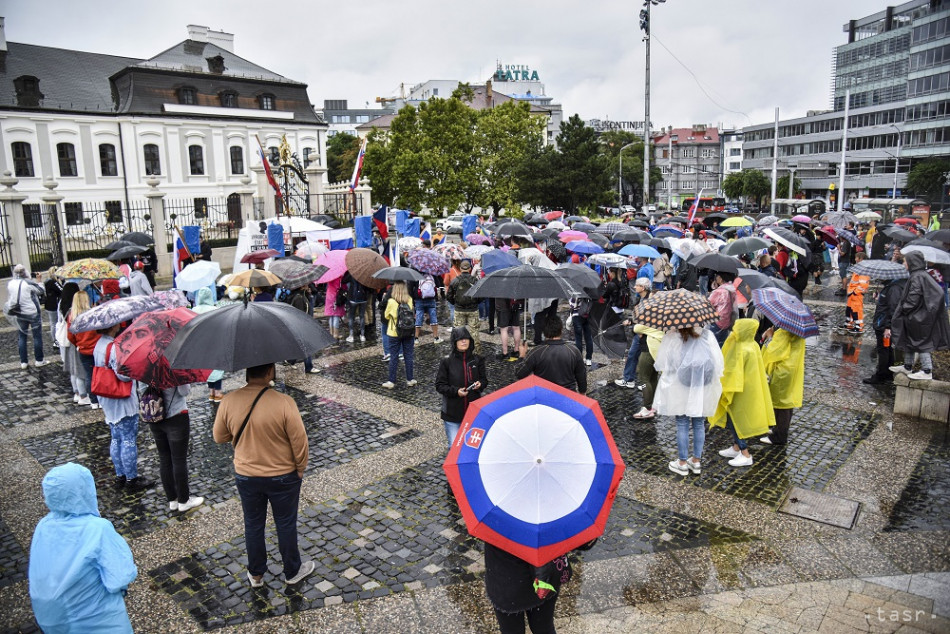 Polícia zadržala na proteste na Hodžovom námestí dvoch ľudí