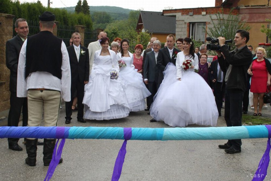 Vo V. Čause je netradična svadba, vydávajú sa tri sestry a ich matka
