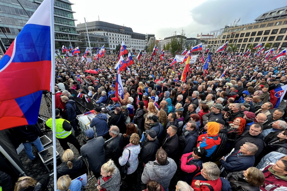Opozícia a protestujúci volali v Bratislave po demisii vlády