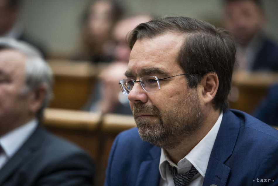 Pre Boha nie je problém použiť aj Roberta Fica na to, aby sa presadilo dobro, vysvetľuje Marek Krajčí svoju podporu pre novelu ústavy.