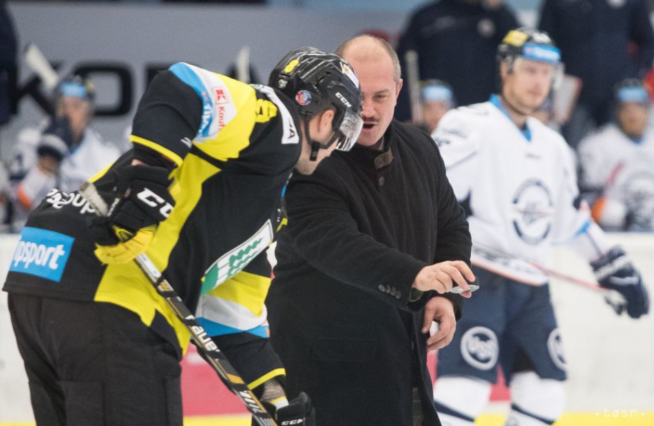 Na snímke predseda BBSK Marian Kotleba hádže buly v zápase 10. kola Tipsport ligy v hokeji HC 07 Orin Detva - HC Košice 8. októbra 2017 v Detve. Foto: TASR/Branislav Račko